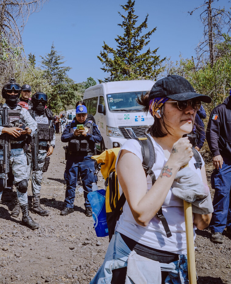 I Mexico har mange av dem som leter etter savnede, selv endt opp med å forsvinne. Derfor er væpnede styrker fra både politiet, militæret og nasjonalgarden til stede for å garantere sikkerhet rundt leteaksjonen.