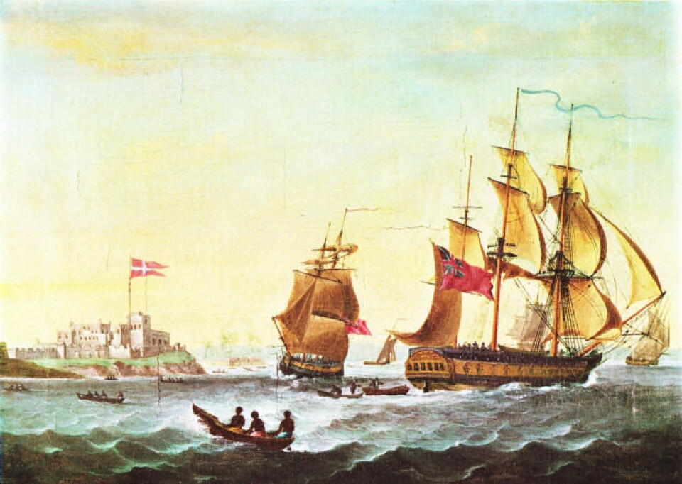 To britiske slaveskip utenfor Christiansborg, slavefortet til Danmark-Norge i Ghana.