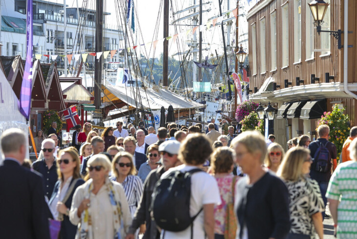 Sist Leger Uten Grenser brukte penger på Arendalsuka var i 2022, da organisasjonen hadde TV-aksjonen. Bildet viser et fullstappet Arendal under årets politiske festival.