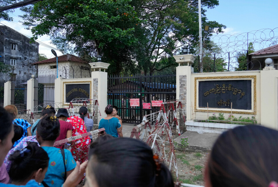 Familiemedlemmer venter utenfor det beryktede Insein-fengselet i Yangon i Myanmar.