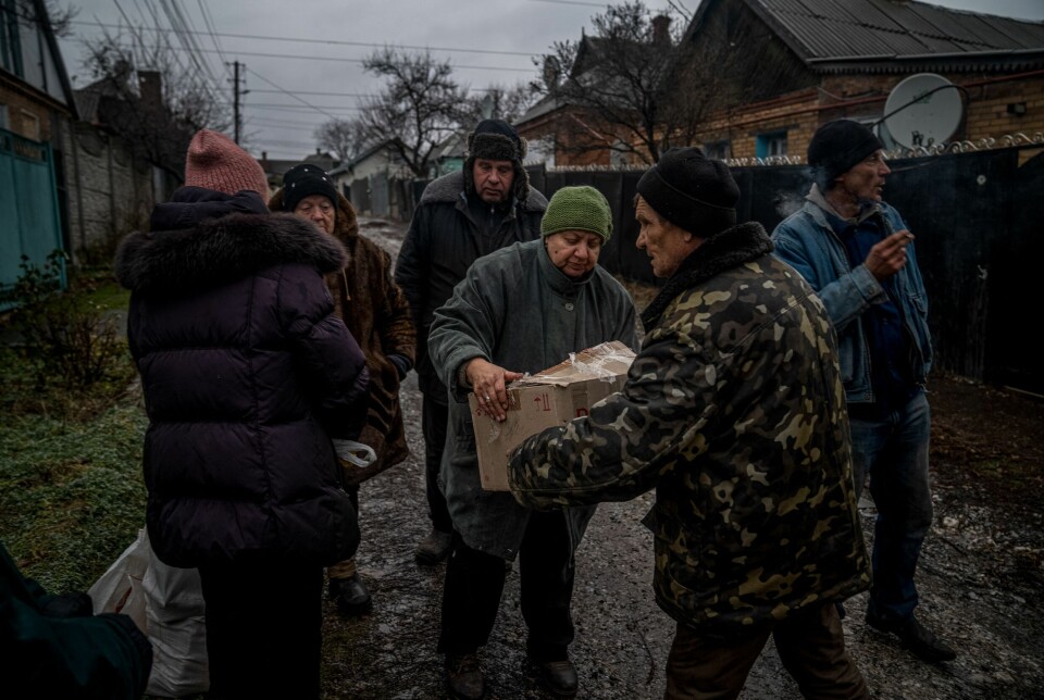 Lokalbefolkningen får humanitær hjelp i Bakhmut, Donetsk-regionen.