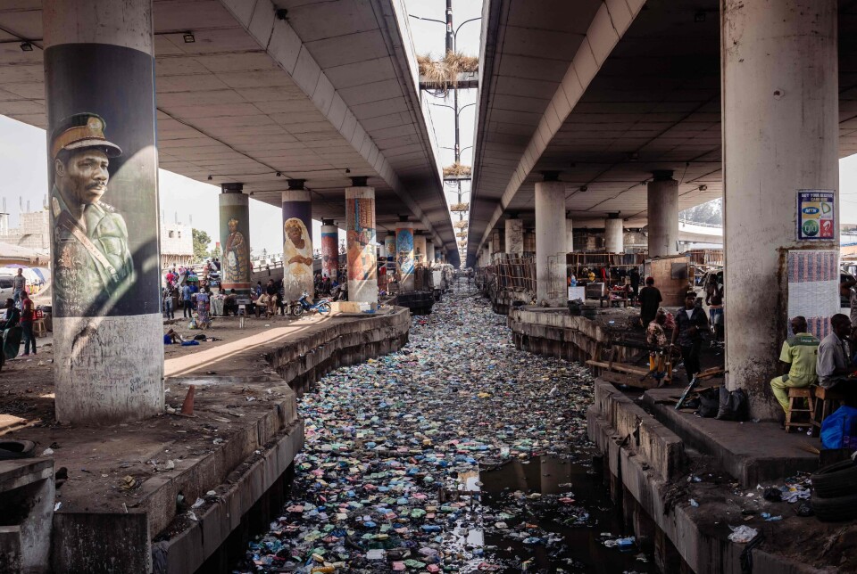 En kanal i Lagos, Nigeria, fylt med isopor og engangsplast.