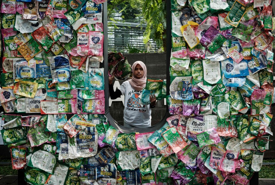 Greenpeace Indonesia hengte opp plastavfall laget av det britiske konsernet Unilever, under aksjonen «Return to Sender» utenfor selskapets kontor i Jakarta juni 2024.