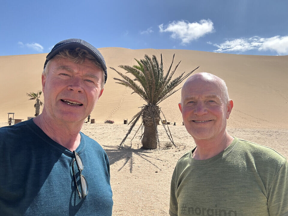 Øystein Bache (t.v.) og Rune Gokstad krysser det sørlige Afrika i ellevte sesong av Team Bachstad. Her i startlandet Namibia.