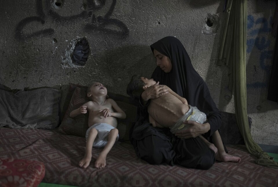 Samah Matar viser fram den seks år gamle sønnen Yousef, som er alvorlig underernært. Den fire år gamle sønnen Amir er også underernært og lider i tillegg av cerebral parese. Familien er drevet på flukt av israelske angrep og har søkt tilflukt i en skole i Gaza by.