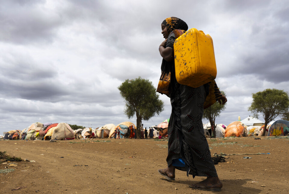 Mange somaliere har vært avhengige av vannsystemer driftet av bistandsorganisasjoner, men store nødhjelpskutt internasjonalt har bidratt til mangel på rent vann i mange områder, advarer Flyktninghjelpen.