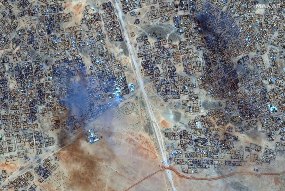 Røyk steg opp fra Zamzam-leiren ved El-Fasher i Sudan under Rapid Support Forces' massakre mot leiren i april 2025. Antallet mennesker som ble drept, er usikkert, men The Guardian anslår at så mange som 1500 mennesker kan ha mistet livet.