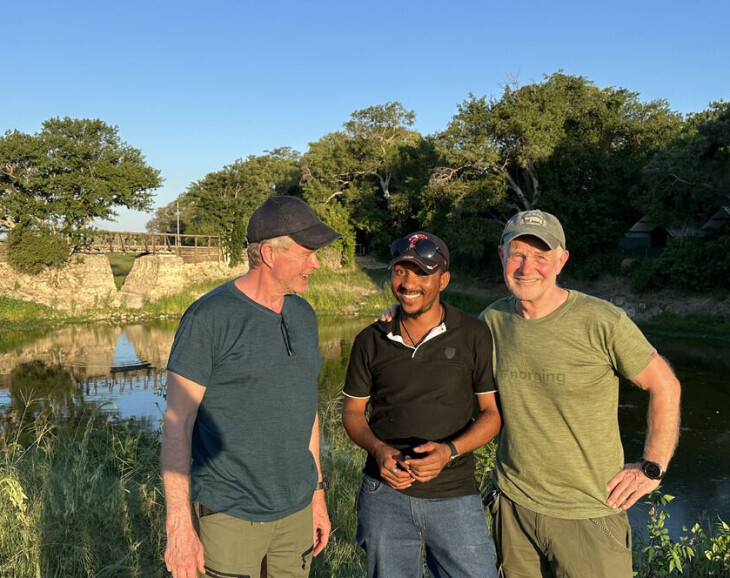 Team Bachstad-duoen Øystein Bache (t.v.) og Rune Gokstad (t.h.) sammen med Steve Mudumane, som de møtte i Botswana.