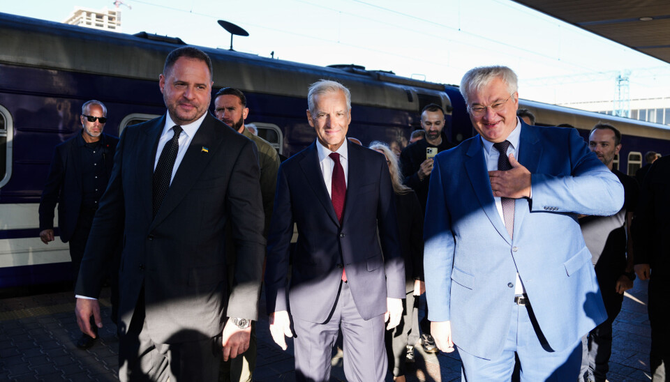 Statsminister Jonas Gahr Støre blir tatt i mot av president Zelenskyjs stabssjef Andrij Jermak og Ukrainas utenriksminister Andrij Sybiha. Statsministeren ankom den ukrainske hovedstaden tidlig i mandag morgen med nattog fra Polen.