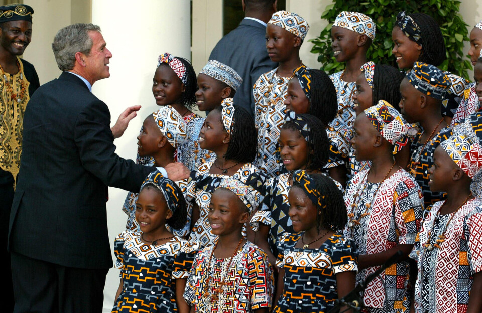 PEPFAR-programmet var president George W. Bushs hjertebarn innen internasjonal bistand, og her tar han imot det ugandiske barnekoret Watoto i hagen til Det hvite hus i 2003.