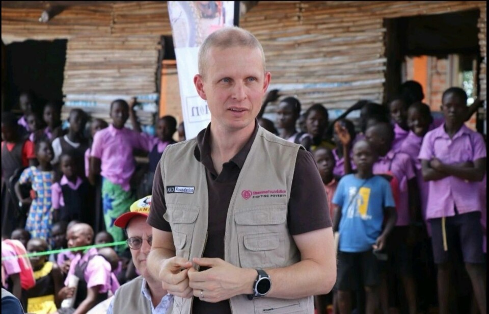 De politiske partiene, og særlig Fremskrittspartiet, bør merke seg den sterke støtten til fattigdomsbekjempelse og bistand, mener generalsekretær Erik Lunde. Her er han på et feltbesøk i Uganda.