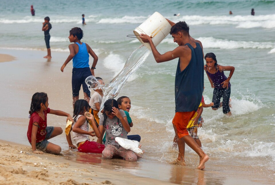 VARM VERDEN: 2024 ble det varmeste året målt noensinne, ifølge Verdens meteorologiske organisasjon (WMO). 2025 ligger også an til å toppe listen. Bildet er fra stranden utenfor Khan Younis i Gaza, der palestinere kjøler seg ned fra kvelende hete 12. august i år.