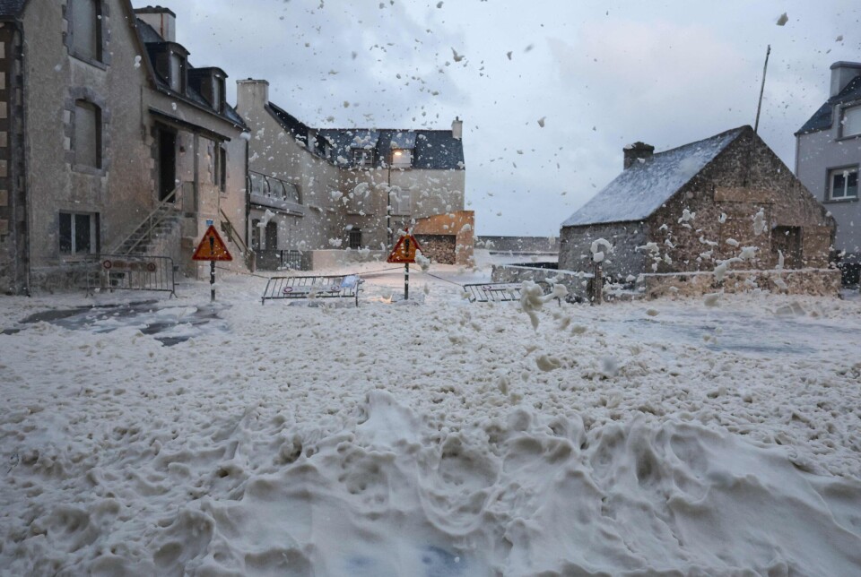 SKUM OG STORM: I november 2023 ble gatene i Penmarc'h, vest i Frankrike, dekket med skum som følge av stormen Ciaran. Store deler av det nordvestlige Europa ble satt i høy beredskap mens stormen herjet og nesten kom opp på orkanstyrke. Stormen er en av flere bølger med ekstremvær som har truffet Europa de siste årene.