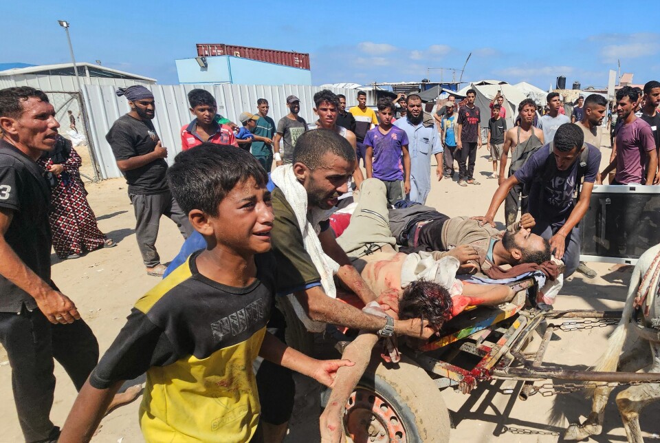 Palestinere, som angivelig ble angrepet mens de sto i kø for å få mat fra den omstridte organisasjonen Gaza Humanitarian Foundation (GHF), fraktes til en Røde Kors-klinikk. Bildet er fra juni i år.