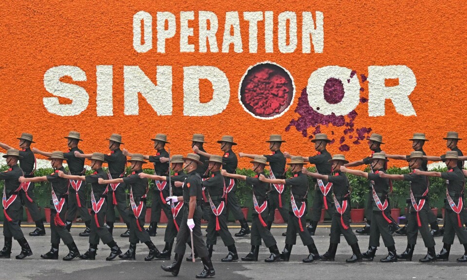 Soldater marsjerte i New Delhi på Indias nasjonaldag 15. august. Feiringen fant sted kort tid etter Indias «Operasjon Sindoor» mot Pakistan, som ifølge indiske myndigheter var en gjengjeldelse av terrorangrepet i Kashmir i april.