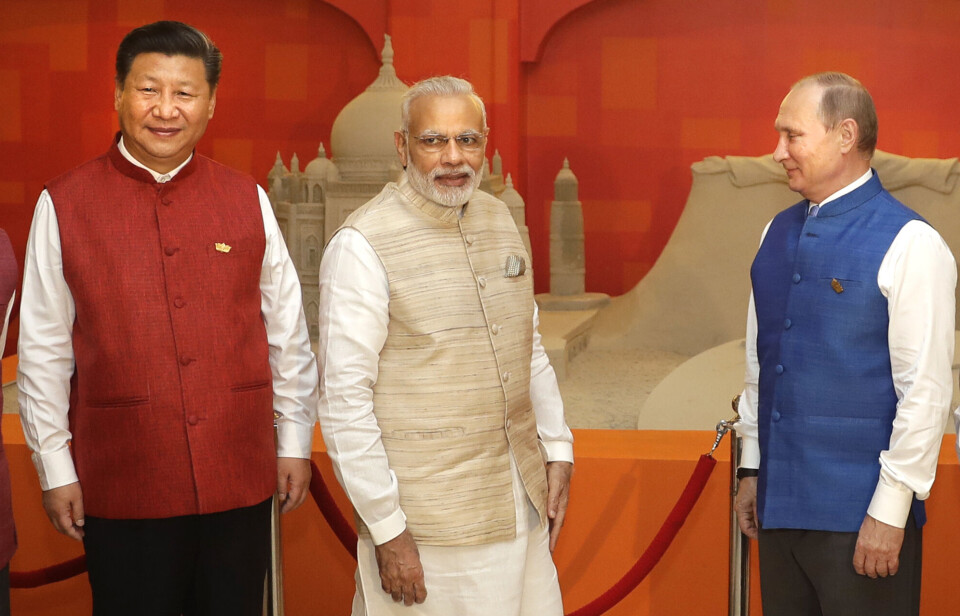 I Kina vil disse tre statslederne igjen møtes. Her under Brics-møtet i India: F.v. Kinas president Xi Jinping, Indias statsminister Narendra Modi og Russlands president Vladimir Putin.