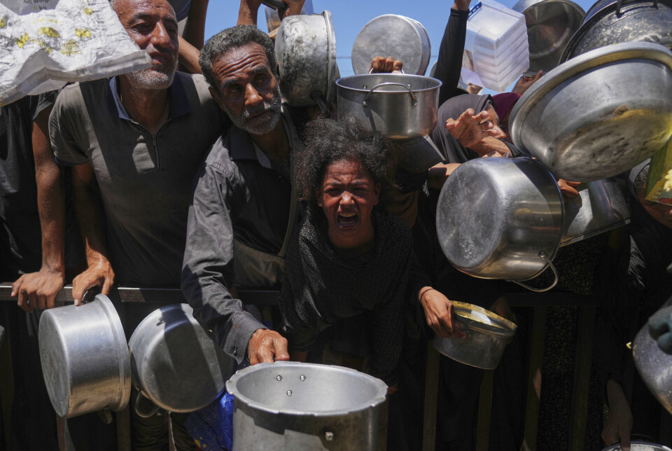 22 mennesker ble ifølge palestinske sykehuskilder drept i forsøk på å få tak i nødhjelp i Gaza tirsdag. Dette bildet er fra en matutdeling i Khan Younis mandag.