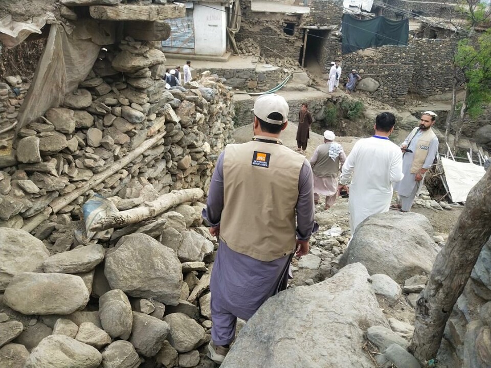 Ansatte i Flyktninghjelpen vurderer skadene i en landsby i Nangarhar-provinsen, øst i Afghanistan.