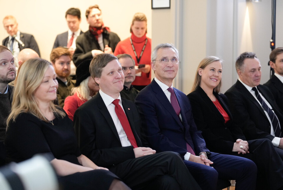 Både utviklingsminister Åsmund Aukrust og finansminister Jens Stoltenberg (i midten) kom inn som nye statsråder da Sp gikk ut av regjeringen i februar. Siden da har pilene pekt oppover for Arbeiderpartiet.