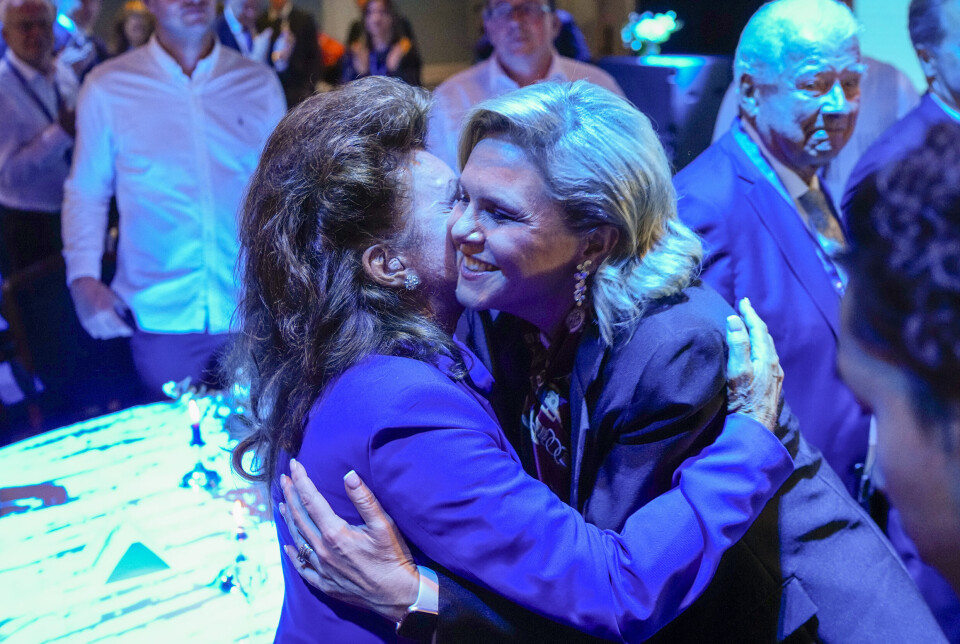 Et Listhaug-ledet FrP gjorde brakvalg. Et sterkt FrP på Stortinget vil holde liv i debatten om bistandssløseri, tror Catharina Bu i FN-Sambandet. Bildet viser Sylvi Listhaug som får en klem av FrP-veteran Eli Hagen på valgnatten.
