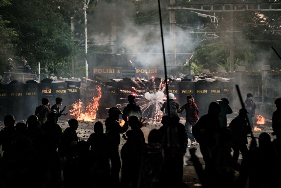 En molotovcocktail eksploderte under et sammenstøt mellom demonstranter og politi utenfor parlamentet i Jakarta, Indonesia, 28. august.