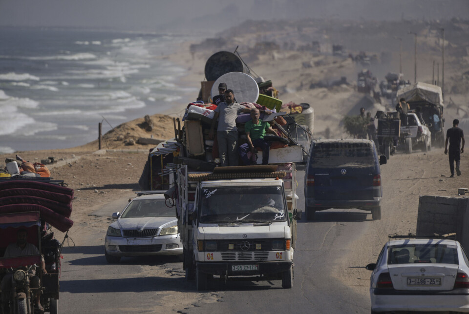 Fordrevne palestinere på vei ut av Gaza by tirsdag.