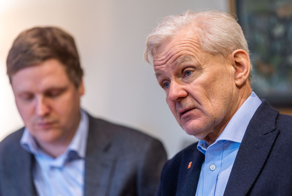 Jan Egeland i Flyktninghjelpen. I bakgrunnen sitter utviklingsminister Åsmund Aukrust (Ap).