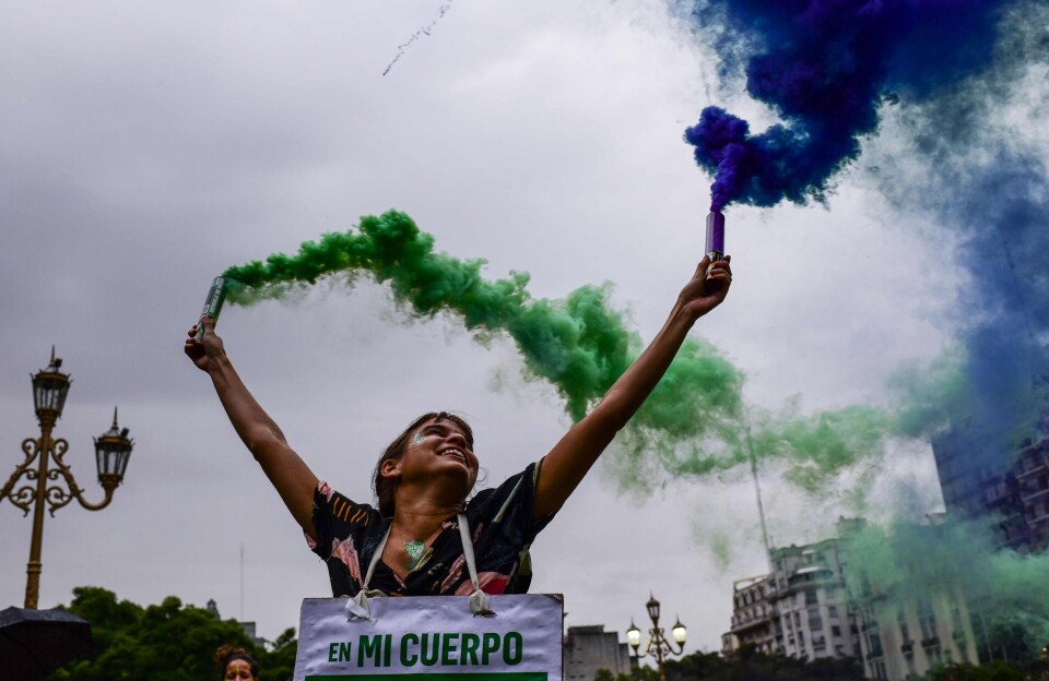 En kvinne deltok i en demonstrasjon utenfor Kongressen i Buenos Aires i mars 2020, med krav om slutt på vold mot kvinner og rett til abort. Senere samme år vedtok Argentina å tillate selvbestemt abort.
