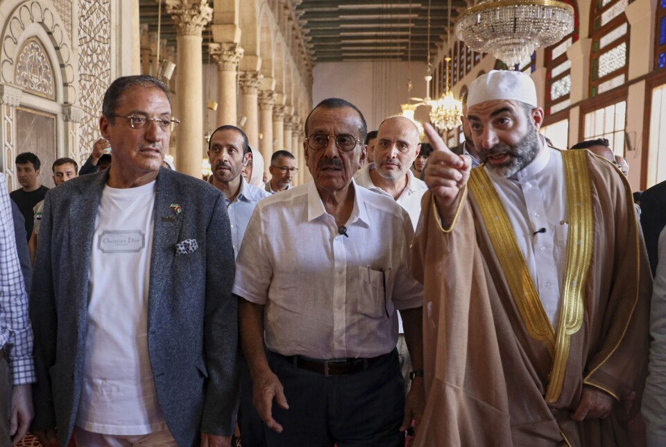 Vitenskapelig leder for Umajjade-moskeen Sjeik Alaa al-Din al-Sayiq (t.h) viser den emiratiske forretningsmagnaten Khalaf al-Habtoor, styreleder i Al Habtoor Group, rundt. Delegasjonen fra De forente arabiske emirater er en av mange utenlandske delegasjoner som ser på muligheter for investeringer i Syria nå.