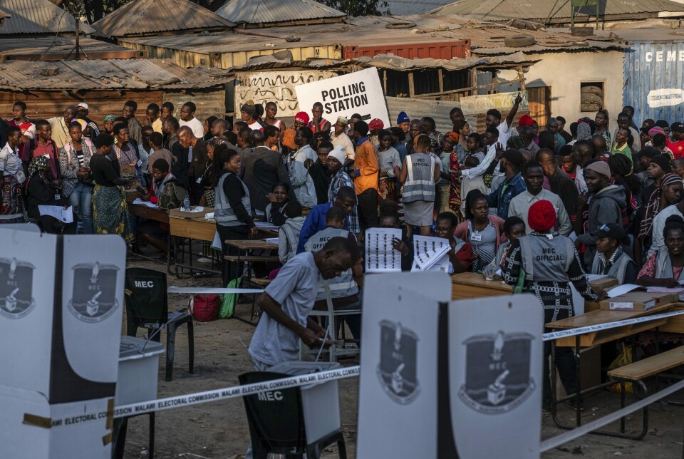 Malawiere i kø for å stemme i Blantyre, Malawis nest største by.