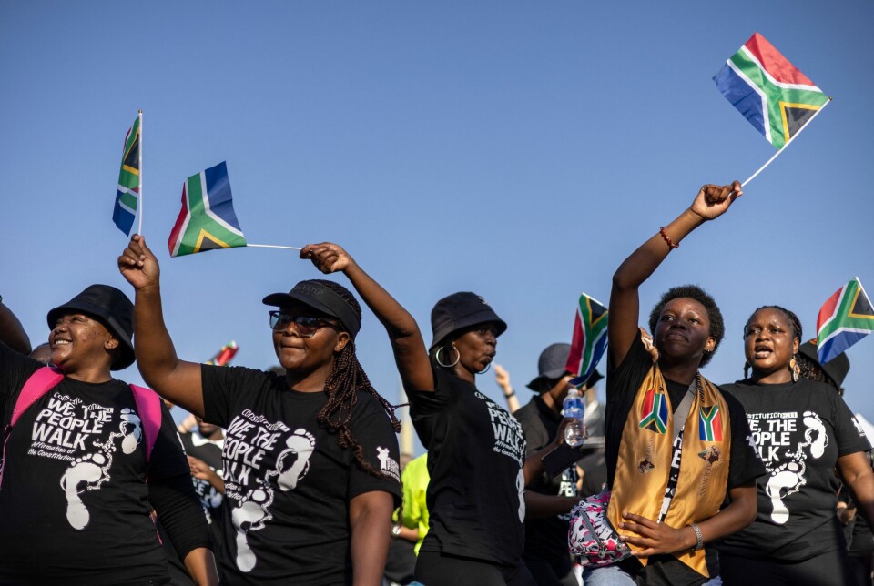 Sør-afrikanere viftet med flagg under «We the People»-marsjen i Johannesburg i mars. Marsjen ble arrangert til minne om 69 demonstranter som ble drept av politiet da de protesterte mot apartheidlover i Sharpeville i 1960.