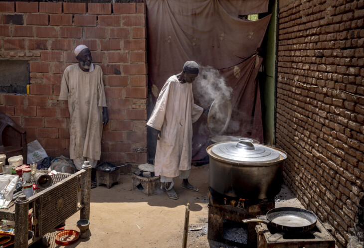 Musa Salim (t.h.) koker bønner ved et suppekjøkken drevet av Emergency Response Rooms i Nord-Khartoum, Sudan, 26. mars 2025.