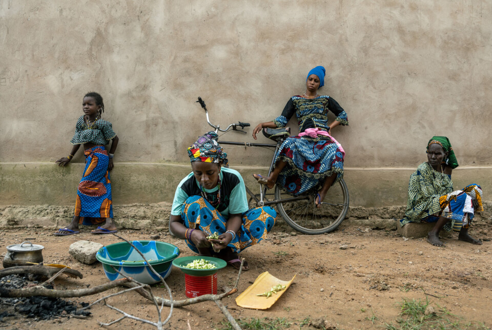 BURKINA FASO: Reinatou Diallo, som ledet landsbyen sin i Burkina Faso etter at ektemannen ble drept av militære styrker, lager lunsj i et hus faren hennes leide i Ouangolodougou, Elfenbenskysten, 3. oktober 2024. Landet er preget av voldelig konflikt, politisk uro og et stadig mer autoritært styre. Over to millioner er på flukt.
