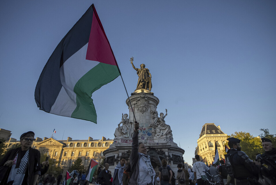 Et palestinsk flagg under en propalestinsk markering i Paris sist uke. Frankrike er ventet å følge etter Storbritannia, Canada og Australia om få dager.