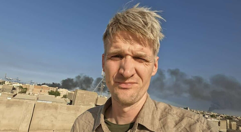 Afrika-korrespondent Vegard Tjørhom ved Port Sudan, der han måtte snu ved grensen da flere droner ble sluppet i nærheten.