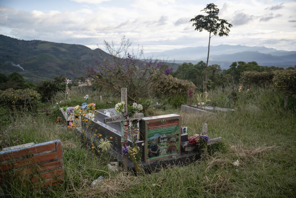 Graven til José Albeiro Camayo Güetio ligger vakkert til i urfolksområdet Las Delicias i Cauca, Colombia. Han ble drept av en væpnet bande i januar 2022 da han var urfolksvakt i området, der det har vært mye konflikter mellom befolkningen og næringsinteresser.