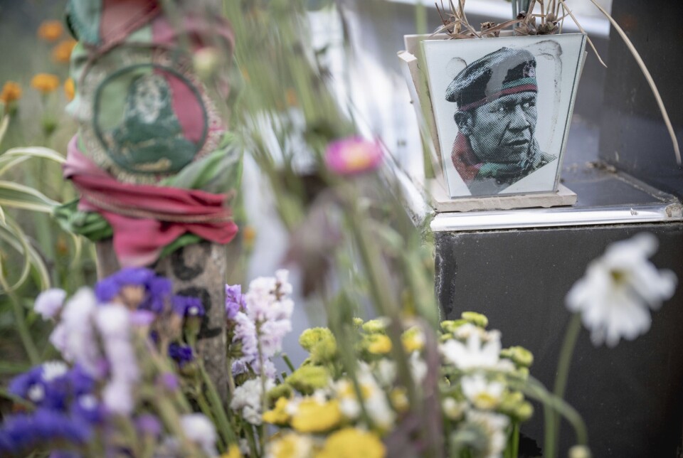 Urfolk-aktivisten José Albeiro Camayo Güetio ble drept av den væpnede gruppen Jaime Martinez i januar 2022. Her ses graven med bildet av ham i urfolksområdet Las Dellicias høyt oppe i fjellene i Colombia. Det har vært mange konflikter her mellom urfolk som vil beskytte området sitt mot utvinning av naturressurser.