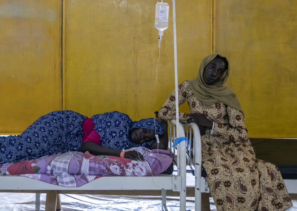 Nafissa Adam (t.v.) fra Sudan ankom helsesenteret i Aboutengué-leiren i Tsjad for en måned siden. Tre måneder gravid og utmattet av sult kollapset hun, med datteren, 17 år gamle Imane Adam Ali (t.h.), ved sin side.