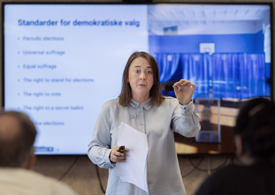 – Vi rekrutterer ikke bare for å speile samfunnet, men for å styrke vårt eget arbeid med menneskerettigheter og demokrati, sa Anne Sofie Molandsveen, fagansvarlig for demokrati og valg i Norcap, da hun holdt introduksjonskurs for nye observatører i Flyktninghjelpens lokaler sist uke.