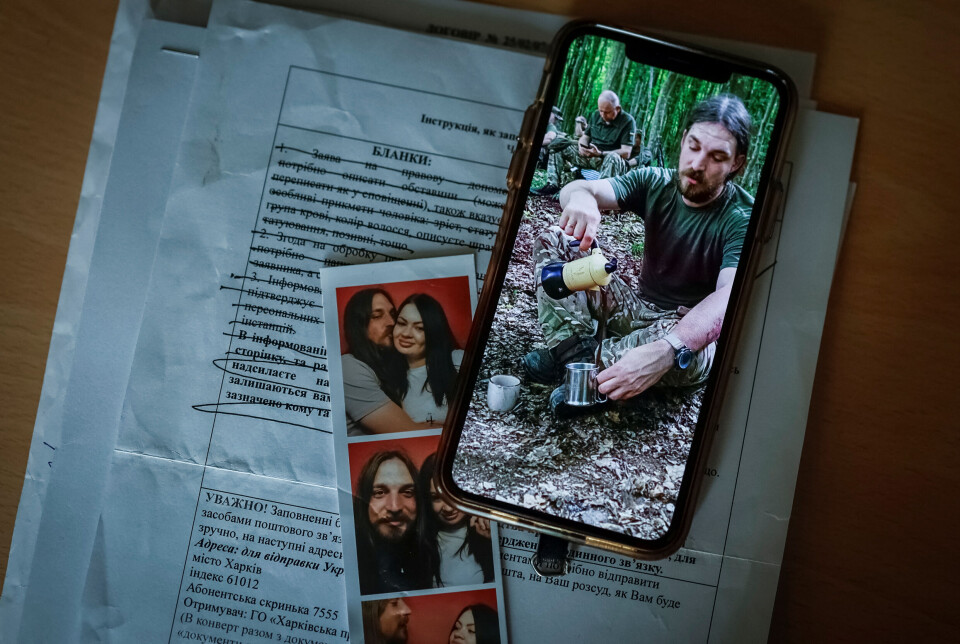 Et bilde av 37 år gamle Yaroslav Kochemasov, en tjenestemann i den ukrainske nasjonalgarden, som ble erklært savnet i Donetsk-regionen, vises på telefonen til hans kone Anastasiia Tsvietkova under Russlands angrep på Ukraina, i Kyiv, Ukraina, 6. august 2025.