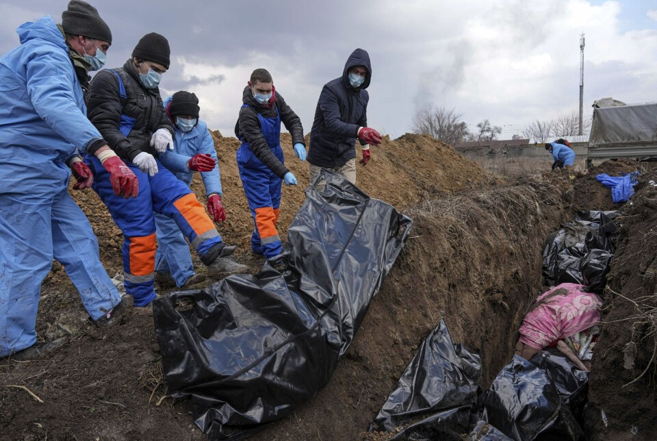 En massegrav åpnes utenfor Mariupol i mars 2022. Presset er enormt stort på forskerne som skal identifisere et stadig voksende antall krigsofre.