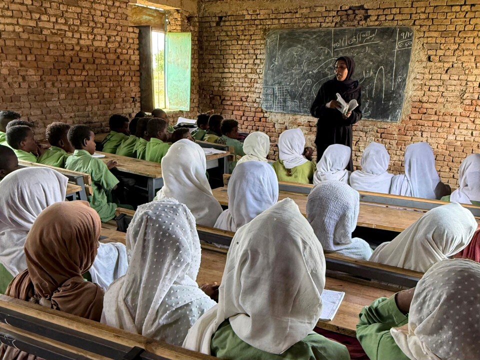 Bildet fra et klasserom ved jenteskolen Zahra i Sinjah i Sudan. Skolen har gjenopptatt driften etter at landsbyen ble angrepet av opprørsstyrker i fjor sommer.