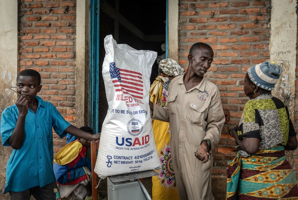 Nyankomne kongolesiske flyktninger mottok ris fra USAID ved et flyktningmottak i Cishemere, Burundi, tidligere i år.