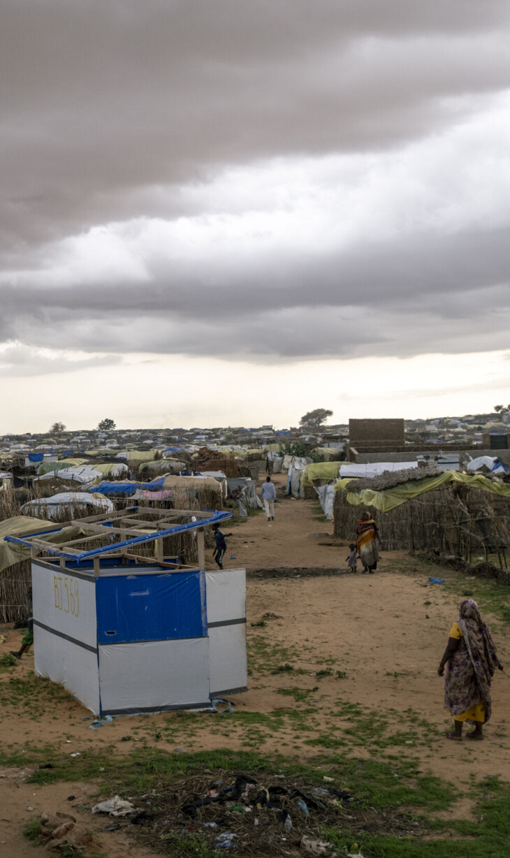 Hundretusener av sudanesere har flyktet til Tsjad, hvor de lever under vanskelige forhold i leirer spredt øst i landet. Flertallet av flyktningene er kvinner og barn.