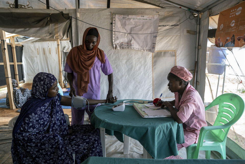 Evelyne Ndjepa (t.h.) gjennomfører en svangerskapskontroll med en sudanesisk flyktning i Aboutengué-leiren.