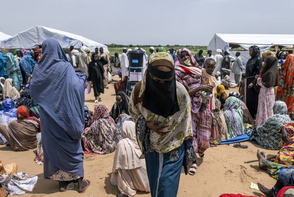 Kvinner venter på å bli registrert i grensebyen Adré etter å ha flyktet fra Sudan til Tsjad.