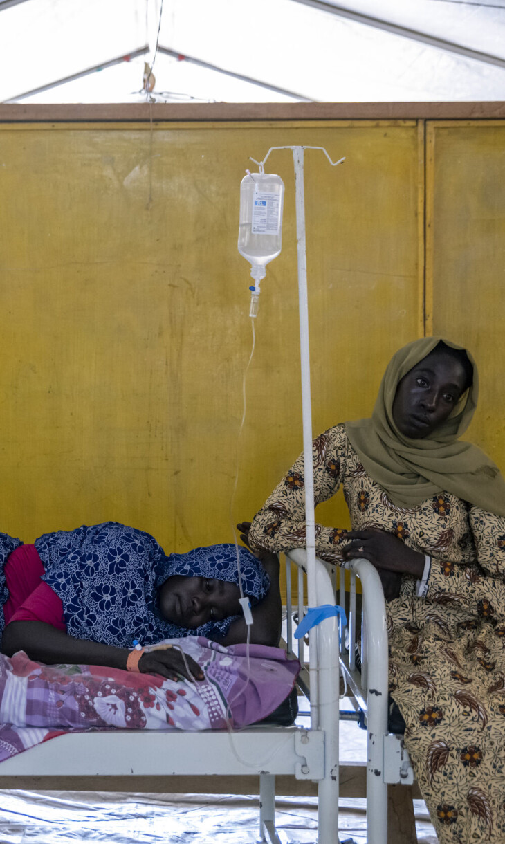 Nafissa Adam kollapser på klinikken i Aboutengué-leiren – tre måneder gravid og utsultet. Eldstedatteren Imane Adam Ali på 17 år våker over henne.