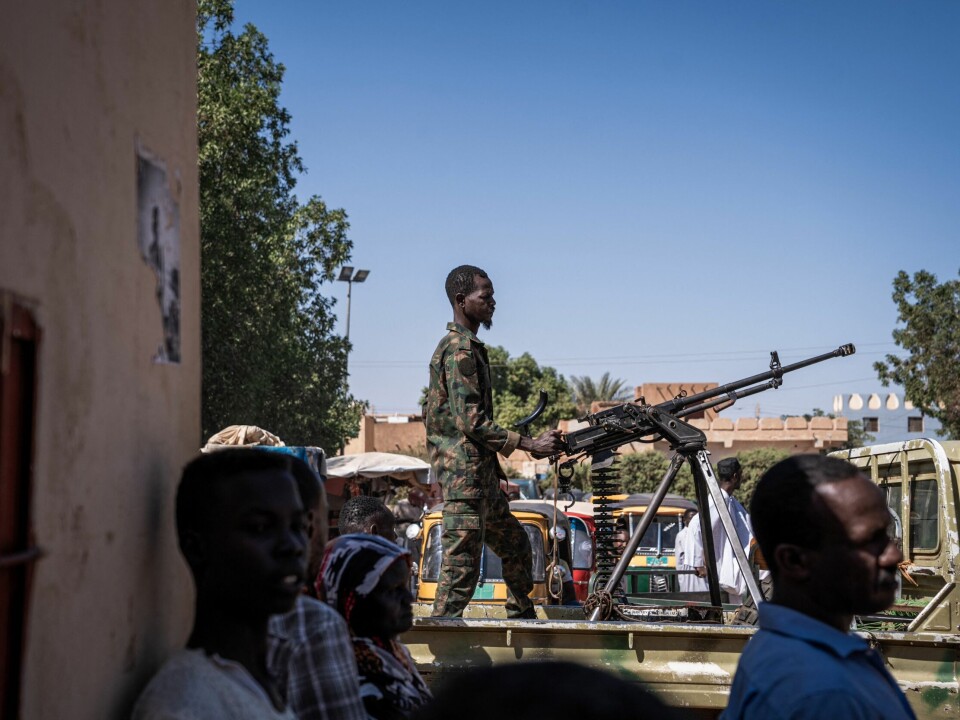 En sudansk soldat bemanner et maskingevær på toppen av en militær pickup utenfor et sykehus i Omdurman 2. november 2024.