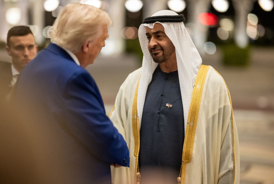 NYE ALLIANSER: President Mohamed bin Zayed av Emiratene håndhilser på USA-president Donald Trump da sistnevnte var på besøk i Abu Dhabi i mai i år.