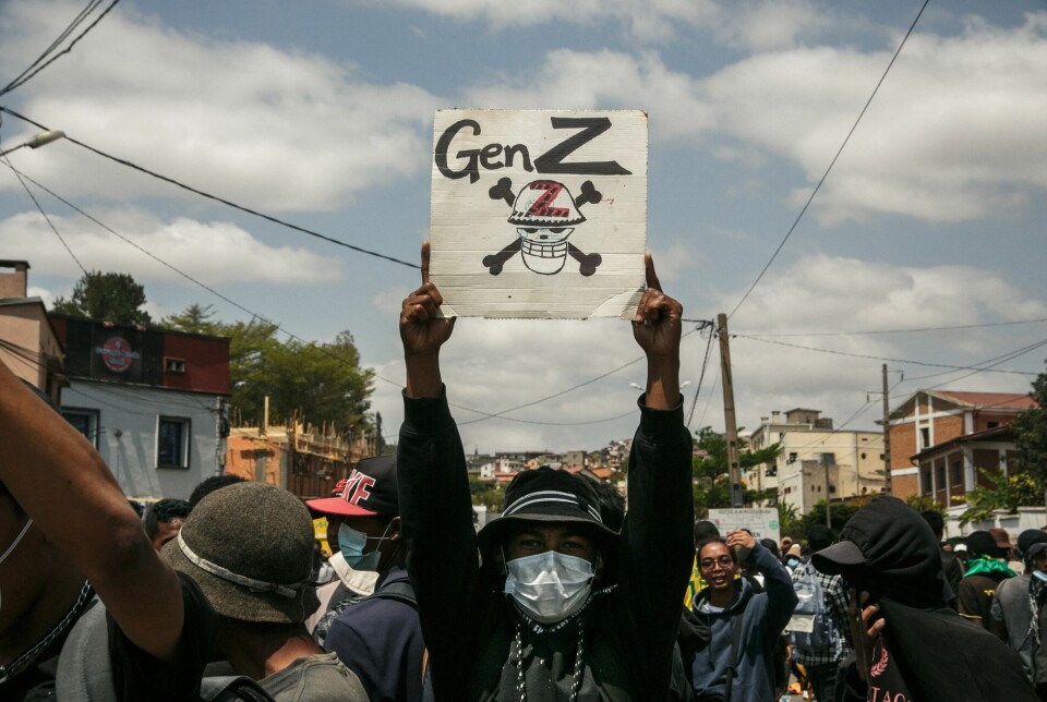 En ung demonstrant holder opp en Gen Z-plakat under en protest i hovedstaden Antananarivo 27. september.